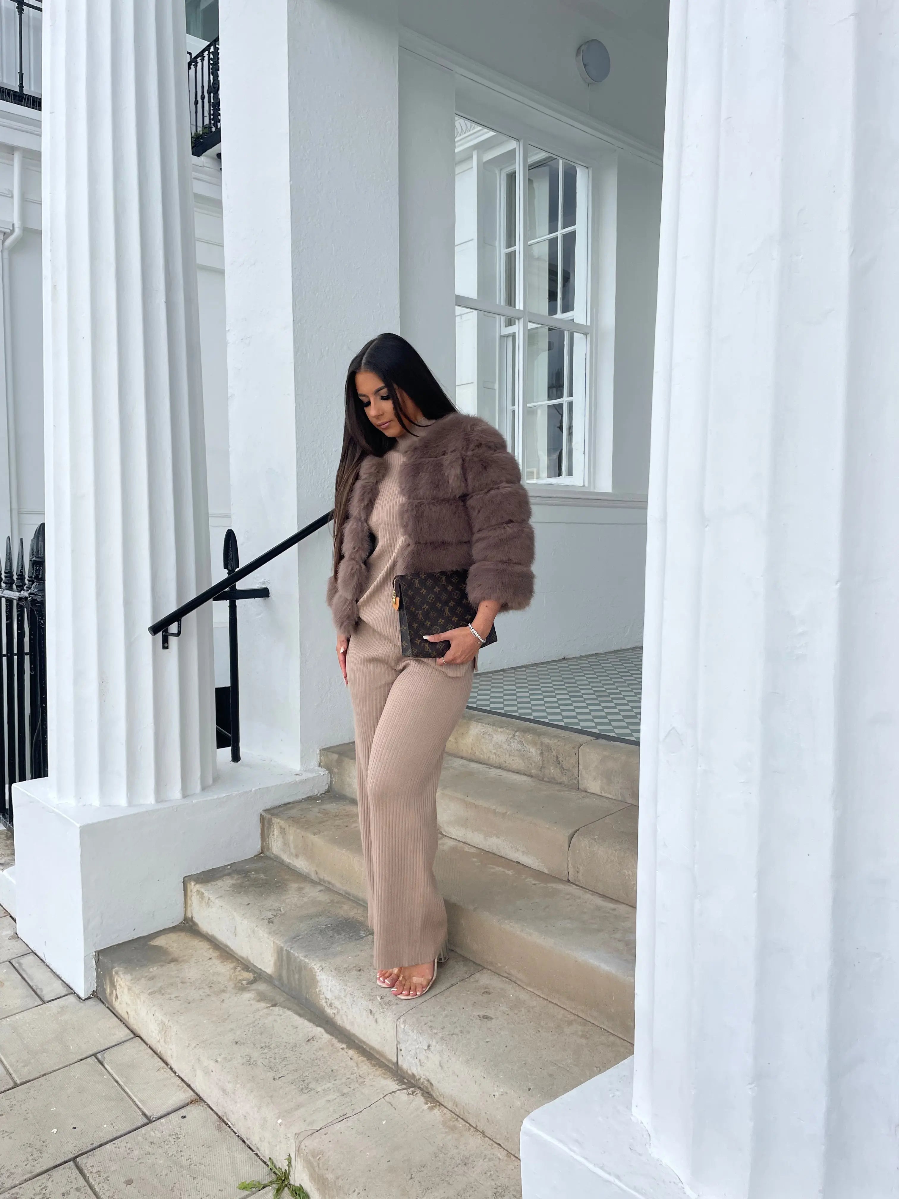 Koronkowy | Obszerny płaszcz ze sztucznego futra 7