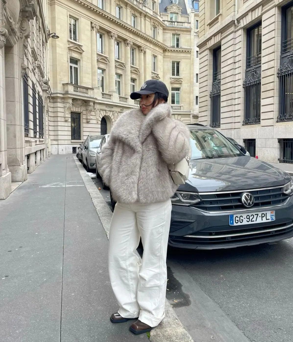 Szeroki krój płaszcza ze sztucznego futra